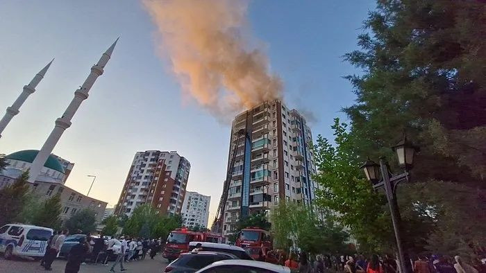 Diyarbakır'da anne ve 3 çocuğunun öldüğü yangın faciasında kan donduran detay: Yangın merdiveni vardı ama penceresi yoktu! - Sayfa 5