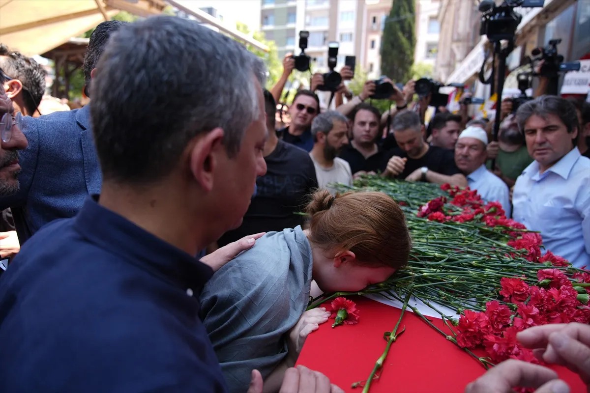 Ferdi Zeyrek'e vedadan acı kareler: Özgür Özel naaşı defnetti - Sayfa 1