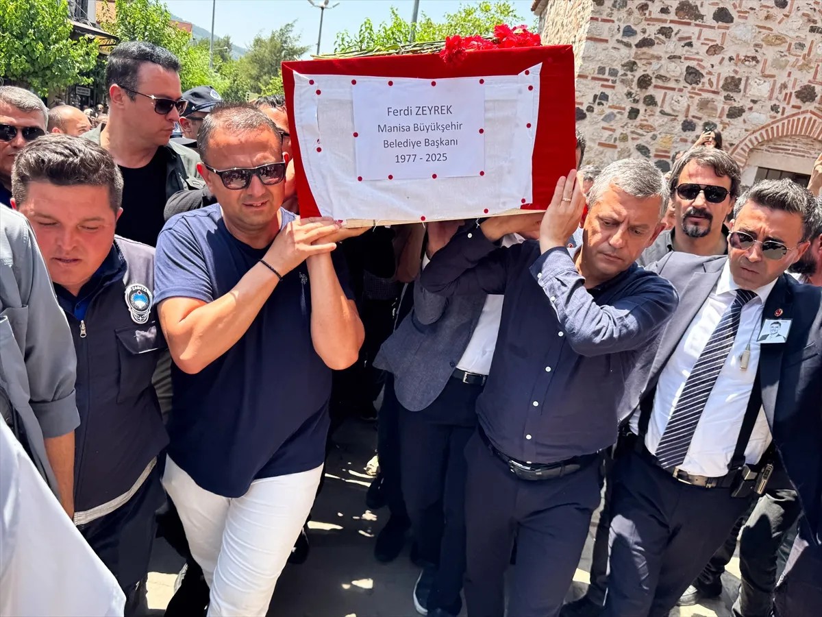 Ferdi Zeyrek'e vedadan acı kareler: Özgür Özel naaşı defnetti - Sayfa 2