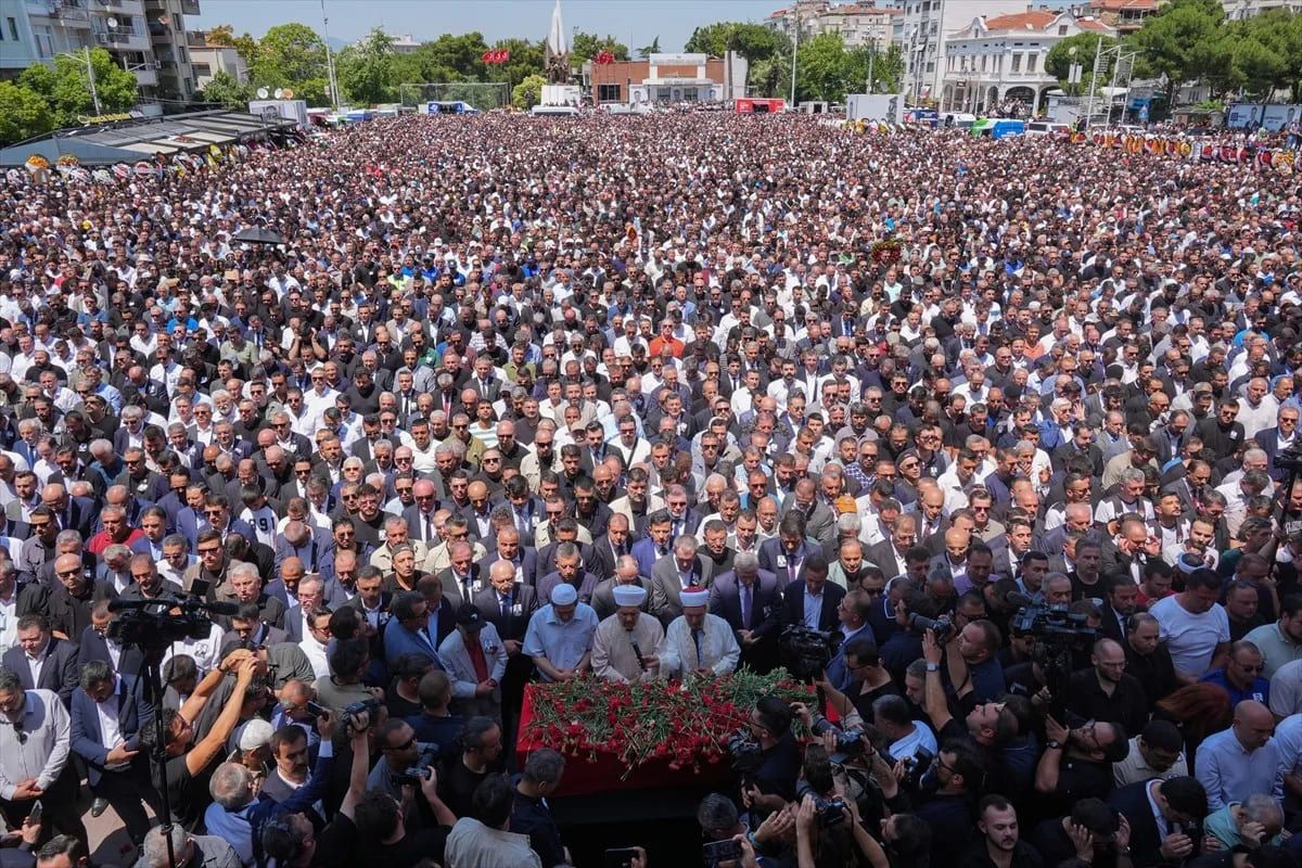Ferdi Zeyrek'e vedadan acı kareler: Özgür Özel naaşı defnetti - Sayfa 4
