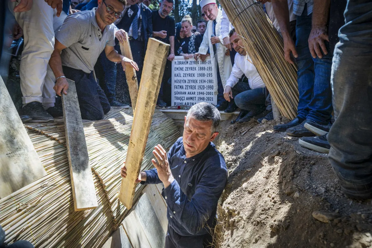 Ferdi Zeyrek'e vedadan acı kareler: Özgür Özel naaşı defnetti - Sayfa 5