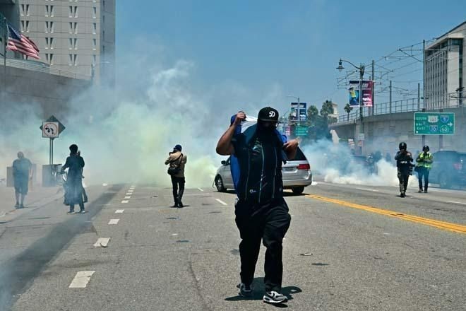 ABD'de sokaklar savaş alanı! Los Angeles resmen kuşatma altında! Trump: Tükürürlerse vururuz! - Sayfa 4