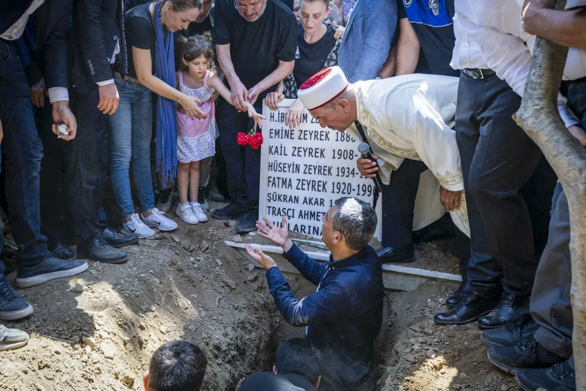 Ferdi Zeyrek'e vedadan acı kareler: Özgür Özel naaşı defnetti - Sayfa 6