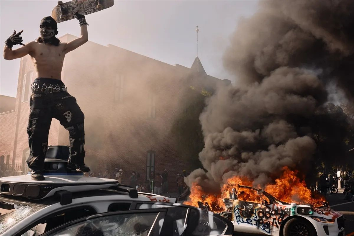 Trump’ın göçmen avı Los Angeles’ı yaktı: Askerler sokakta! İngiliz medyasından şok iddia: Amerika adım adım iç savaşa gidiyor! - Sayfa 8