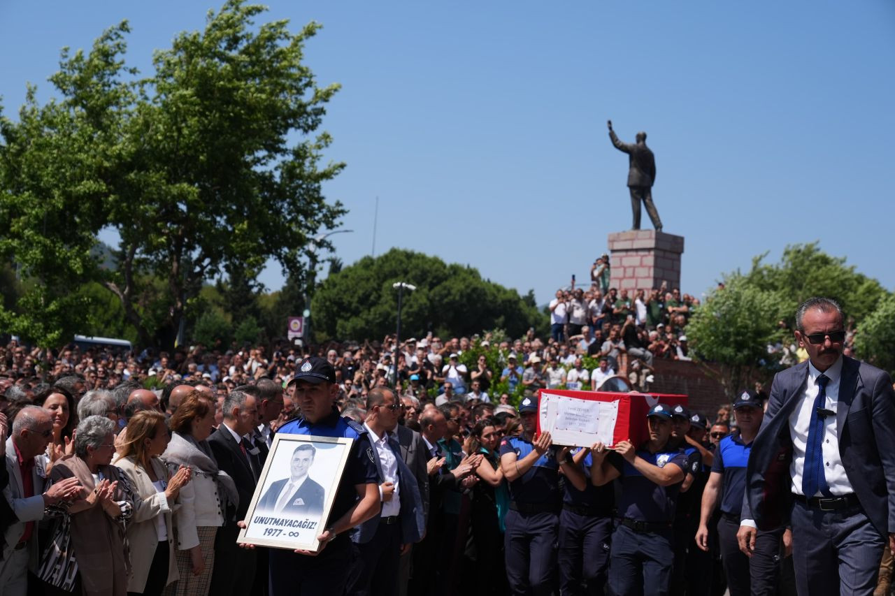 Manisa yasta... Ferdi Zeyrek'in cenaze töreni Cumhuriyet Meydanı’nda düzenleniyor! Yüzlerce Manisalı Cumhuriyet Meydanı’nda buluştu - Sayfa 11