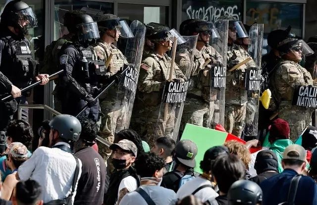 Trump’ın göçmen avı Los Angeles’ı yaktı: Askerler sokakta! İngiliz medyasından şok iddia: Amerika adım adım iç savaşa gidiyor! - Sayfa 2