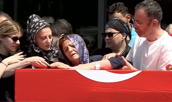 Manisa yasta... Ferdi Zeyrek'in cenaze töreni Cumhuriyet Meydanı’nda düzenleniyor! Yüzlerce Manisalı Cumhuriyet Meydanı’nda buluştu - Sayfa 3