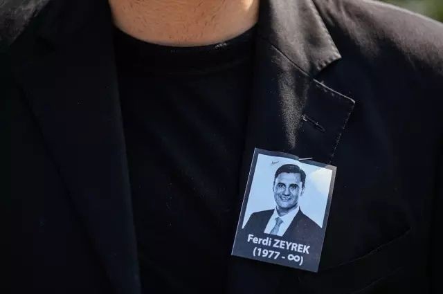 Manisa yasta... Ferdi Zeyrek'in cenaze töreni Cumhuriyet Meydanı’nda düzenleniyor! Yüzlerce Manisalı Cumhuriyet Meydanı’nda buluştu - Sayfa 4