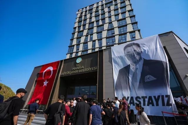 Manisa yasta... Ferdi Zeyrek'in cenaze töreni Cumhuriyet Meydanı’nda düzenleniyor! Yüzlerce Manisalı Cumhuriyet Meydanı’nda buluştu - Sayfa 2