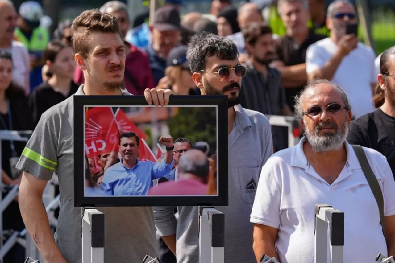 Manisa yasta... Ferdi Zeyrek'in cenaze töreni Cumhuriyet Meydanı’nda düzenleniyor! Yüzlerce Manisalı Cumhuriyet Meydanı’nda buluştu - Sayfa 1