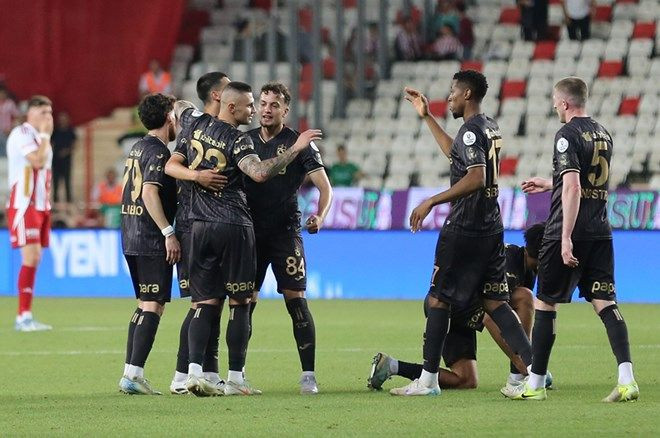 Dünyanın en iyi takımları açıklandı: Galatasaray ile Fenerbahçe arasında 1 puanlık fark - Sayfa 18