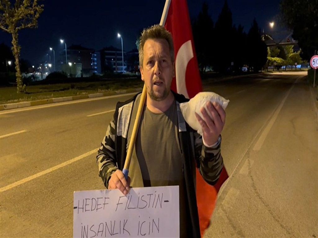 Gazze'ye yürüyor: Elinde bir paket un ve Türk bayrağı var... "Filistin'deki çocuklar da benim çocuklarım kadar değerli" - Sayfa 1