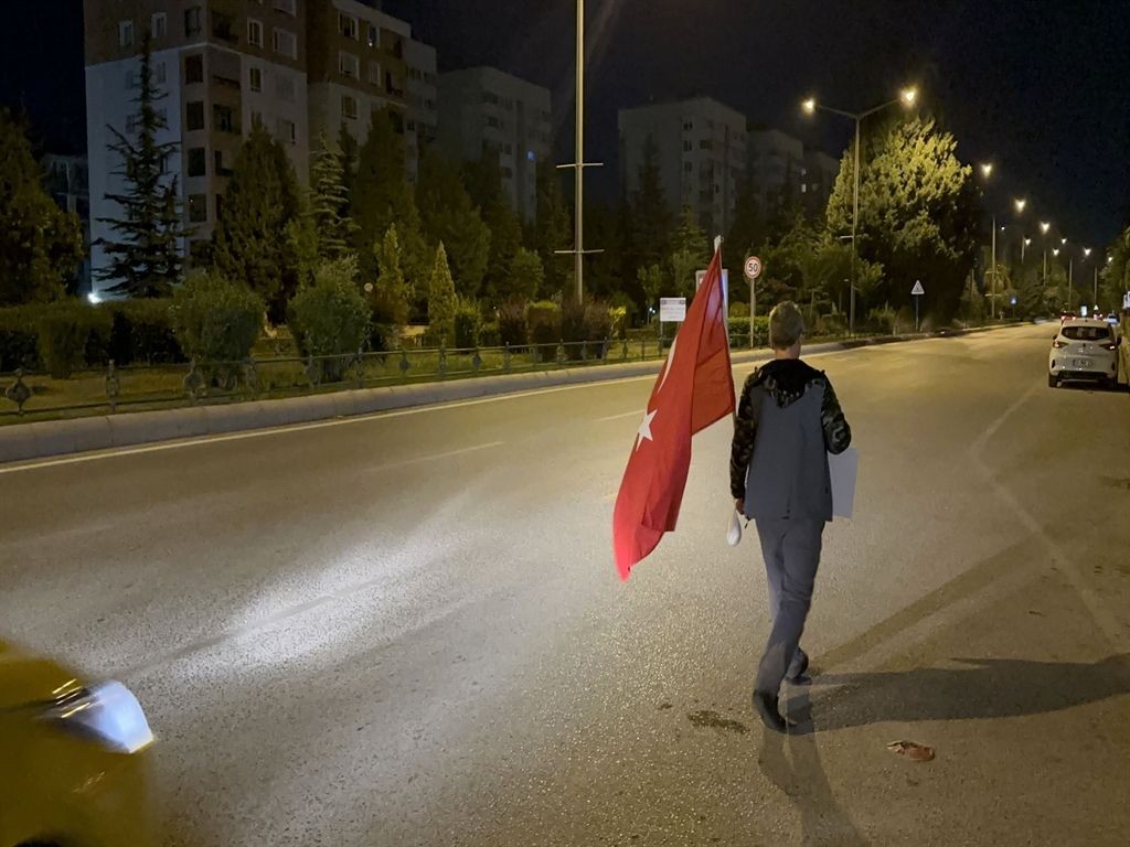 Gazze'ye yürüyor: Elinde bir paket un ve Türk bayrağı var... "Filistin'deki çocuklar da benim çocuklarım kadar değerli" - Sayfa 3