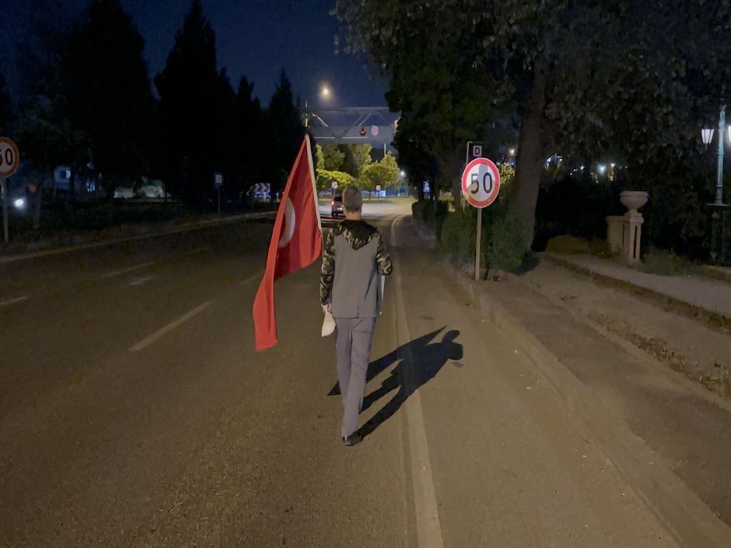 Gazze'ye yürüyor: Elinde bir paket un ve Türk bayrağı var... "Filistin'deki çocuklar da benim çocuklarım kadar değerli" - Sayfa 4