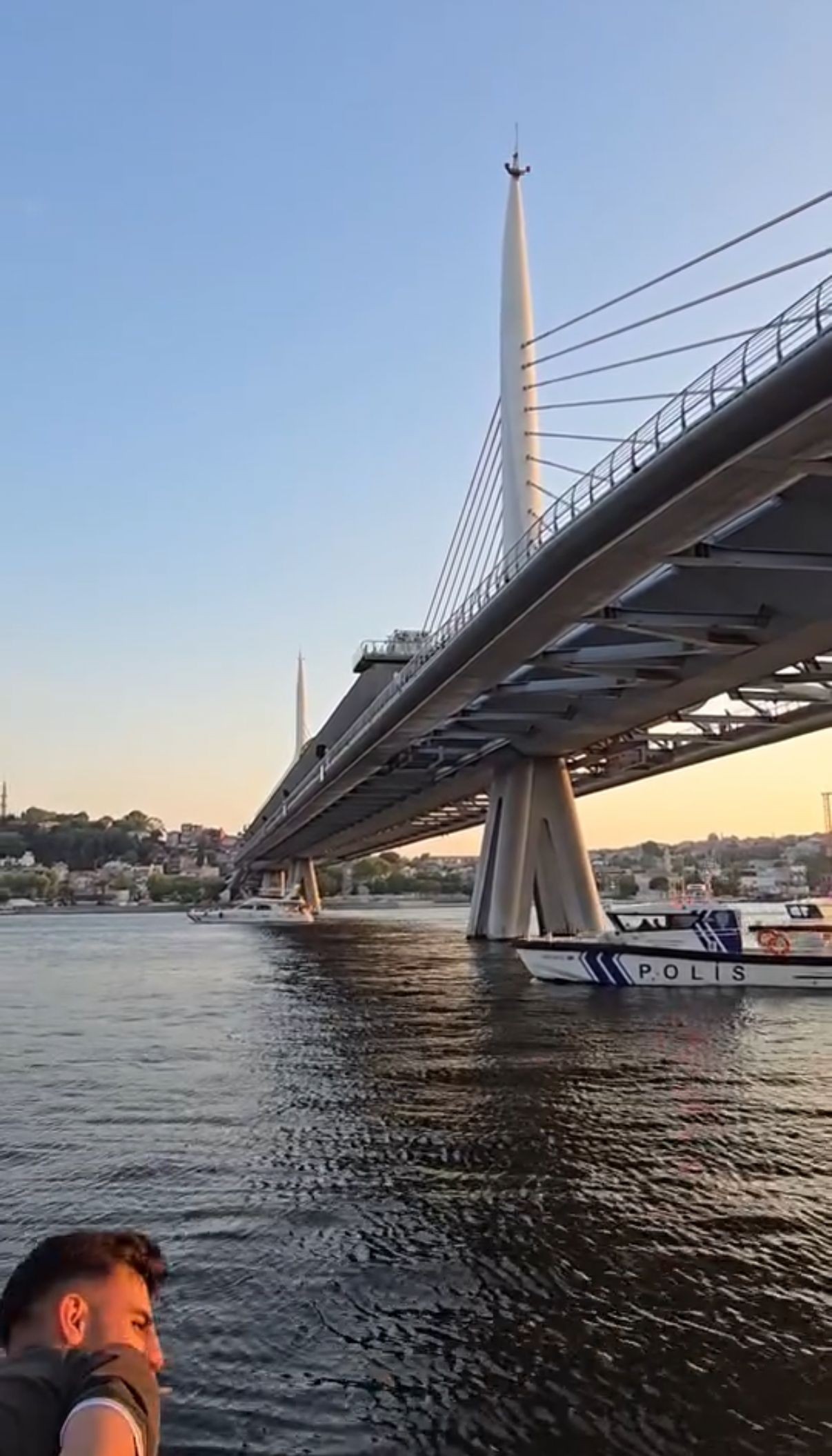 Haliç Köprüsü'nde can pazarı: İntihar etmek isteyen kadını çekirdek çitleyerek izlediler - Sayfa 3