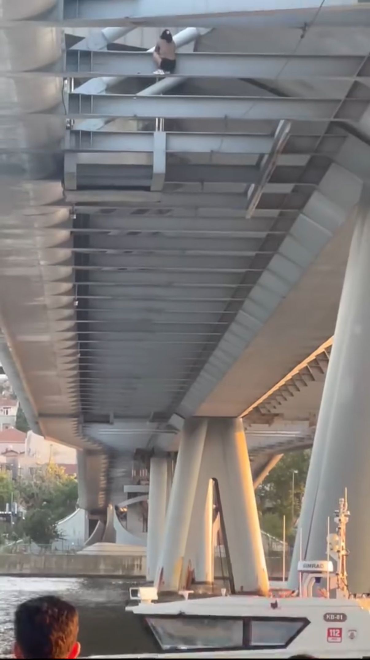 Haliç Köprüsü'nde can pazarı: İntihar etmek isteyen kadını çekirdek çitleyerek izlediler - Sayfa 4