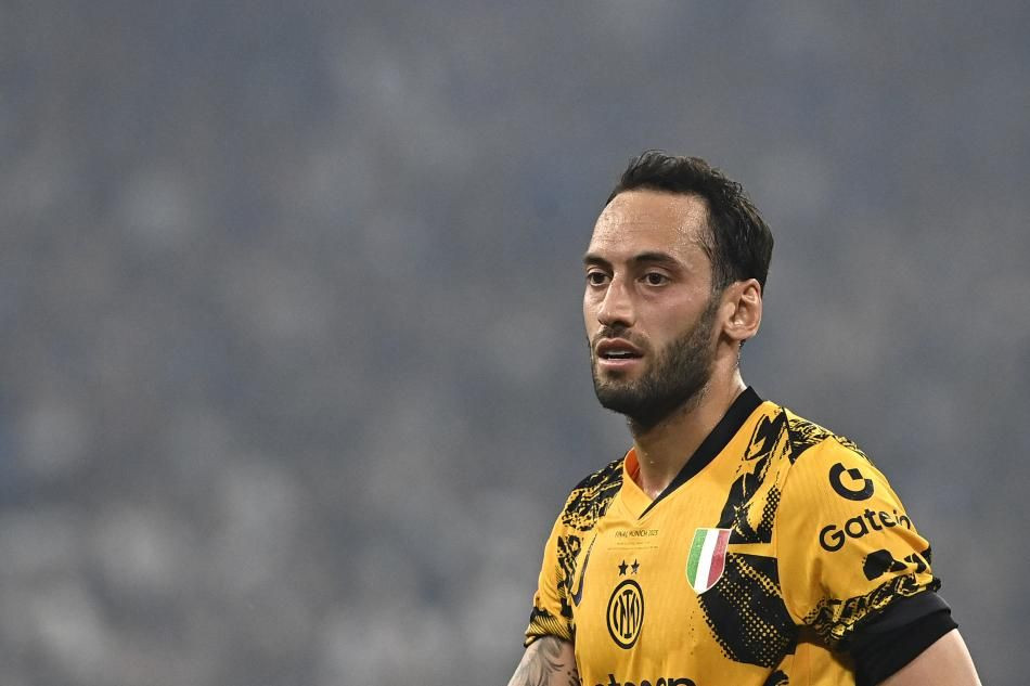 Son dakika Galatasaray'da Hakan Çalhanoğlu ile resmi görüşme gerçekleşti! 10 milyon euro maaş teklif edildi - Sayfa 6