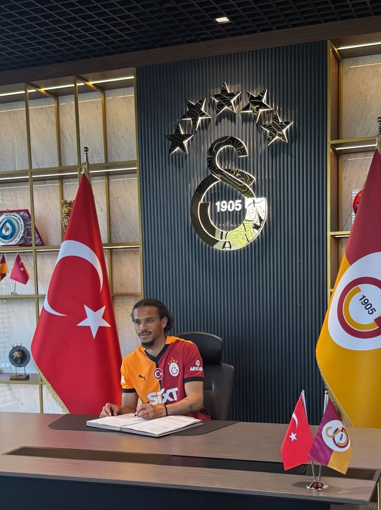 Son dakika Galatasaray'da Hakan Çalhanoğlu ile resmi görüşme gerçekleşti! 10 milyon euro maaş teklif edildi - Sayfa 1