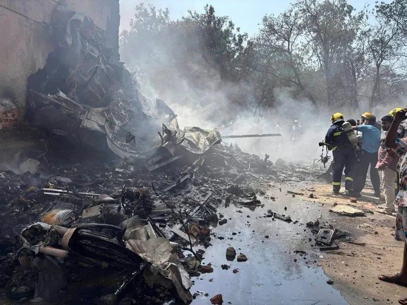Hindistan'da uçak kalkıştan saniyeler sonra pansiyonun üzerine çakıldı! 244 kişi taşıyordu, yerleşim yeri savaş alanına döndü... - Sayfa 1