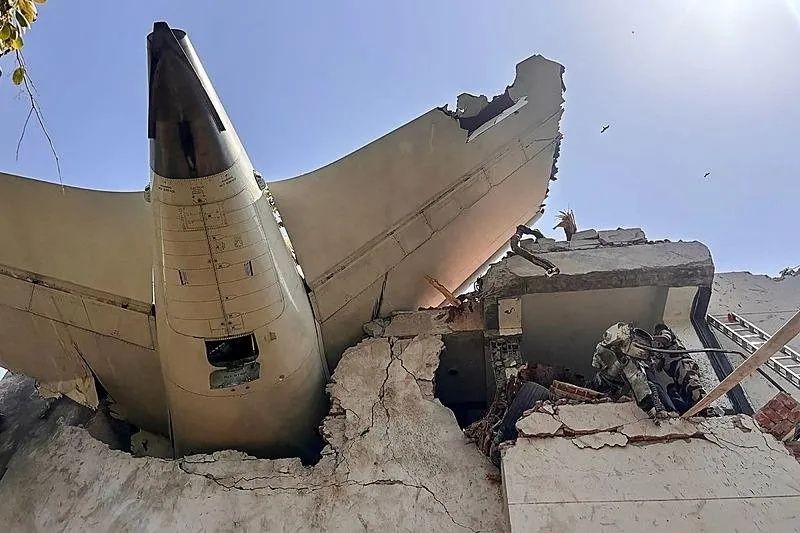 Yanmış cesetler, parçalanmış gövde… Air India uçağından gelen ilk kareler yürek dağladı! 200'den fazla ölü var... - Sayfa 2