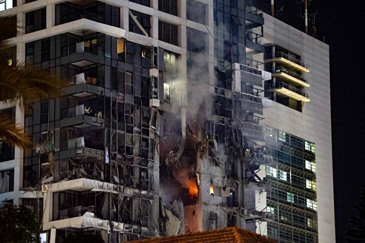 İşgalci İsrail'e ağır darbe! İran füzeleri Tel Aviv'i harabeye çevirdi! Bakanlıklar, üsler, finans merkezi yerle bir! - Sayfa 4