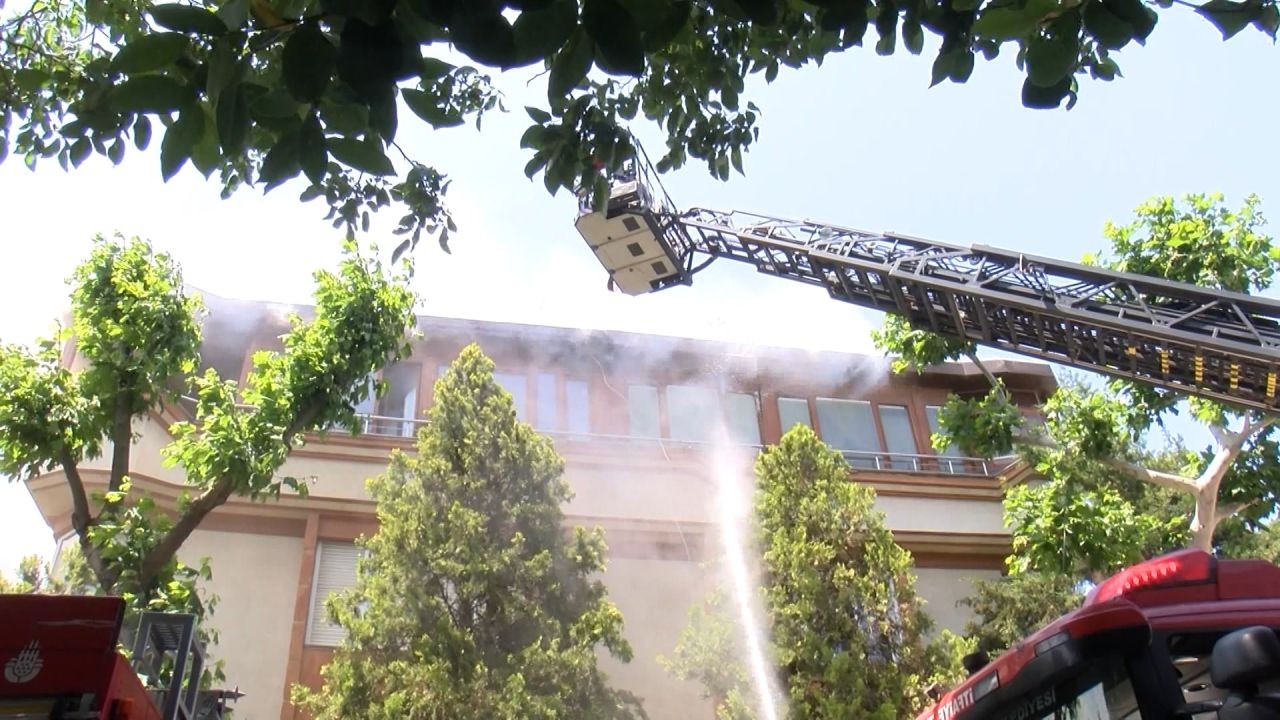 Ünlü sunucu Sinem Fıstıkoğlu'nun oturduğu 3 katlı apartmanın çatısında korkutan yangın - Sayfa 2