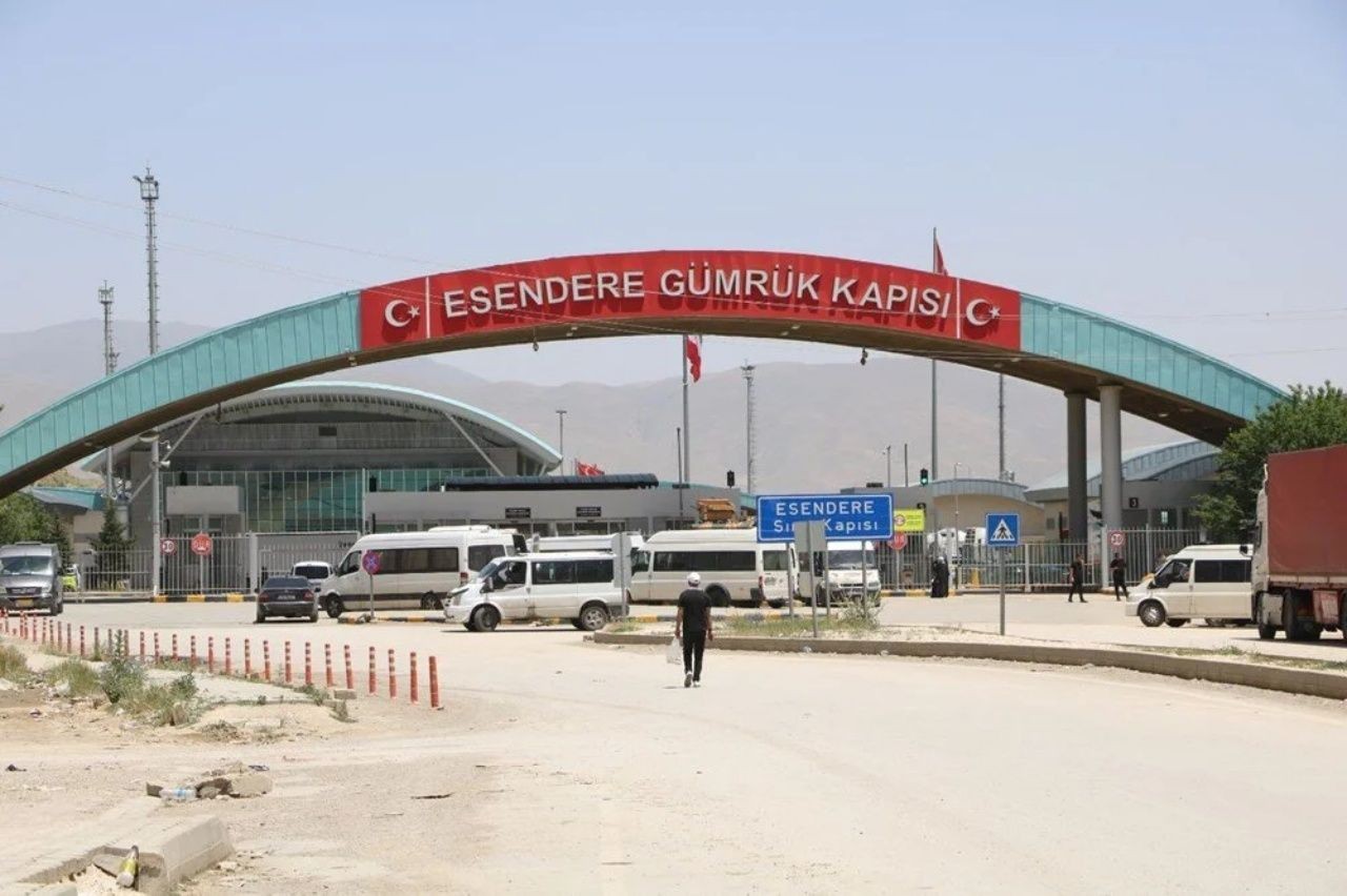 Türkiye İran sınırında gergin bekleyiş! Esendere’de 5 kilometrelik tır kuyruğu oluştu - Sayfa 1