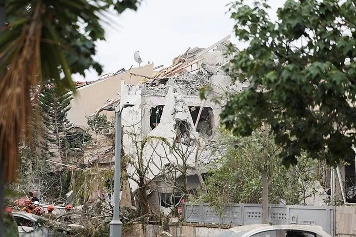 Tel Aviv'e füze yağdı! İsrail'deki yıkım gün ağarınca ortaya çıktı - Sayfa 4