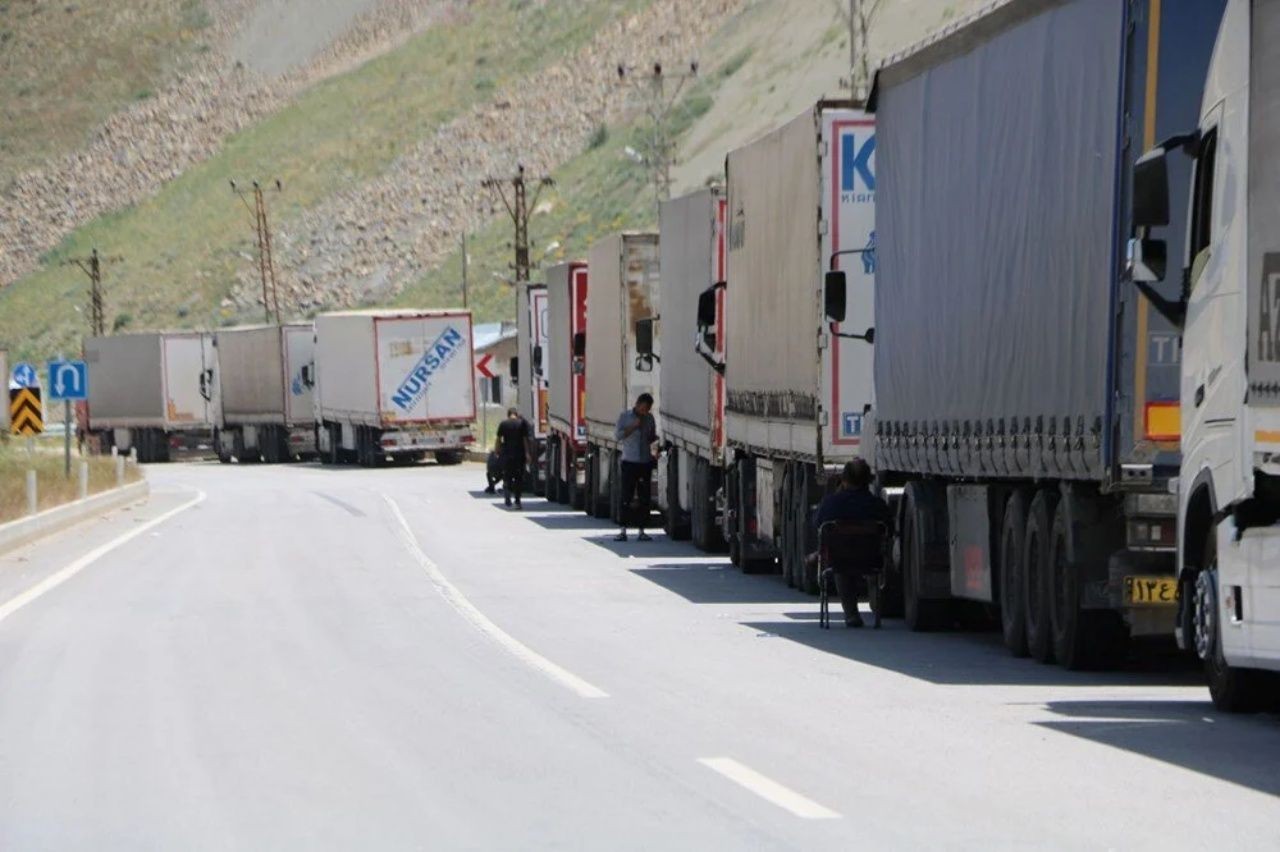 Türkiye İran sınırında gergin bekleyiş! Esendere’de 5 kilometrelik tır kuyruğu oluştu - Sayfa 3