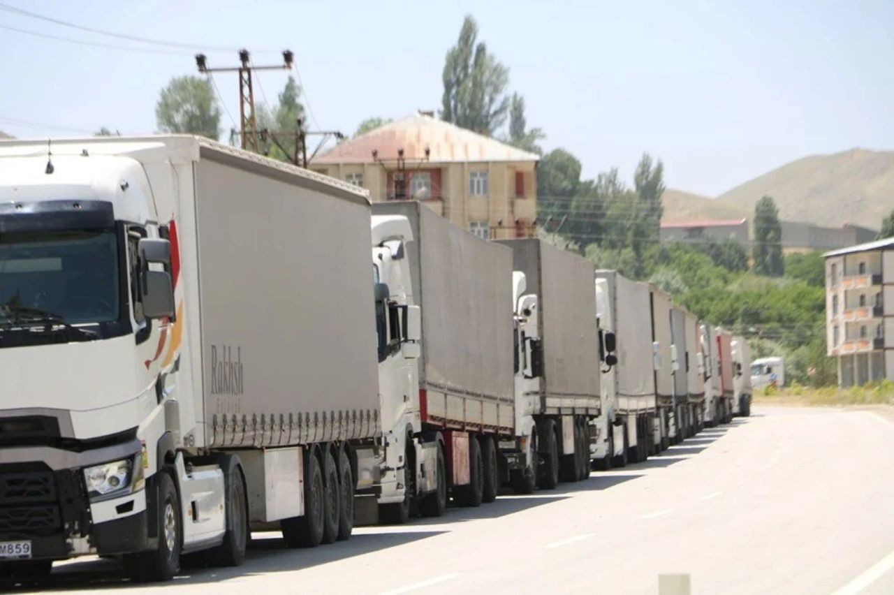 Türkiye İran sınırında gergin bekleyiş! Esendere’de 5 kilometrelik tır kuyruğu oluştu - Sayfa 4