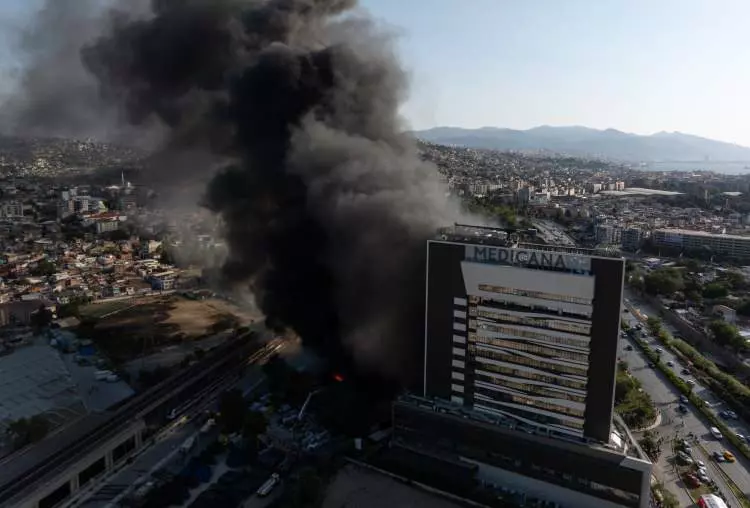 İzmir'de korku dolu anlar! Hastane yakınında büyük yangın: Tüm hastalar nakliye edildi - Sayfa 12