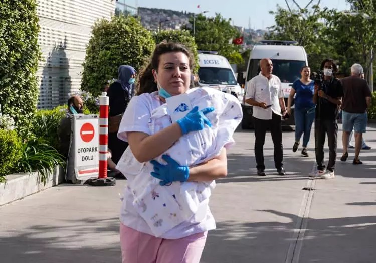 İzmir'de korku dolu anlar! Hastane yakınında büyük yangın: Tüm hastalar nakliye edildi - Sayfa 4