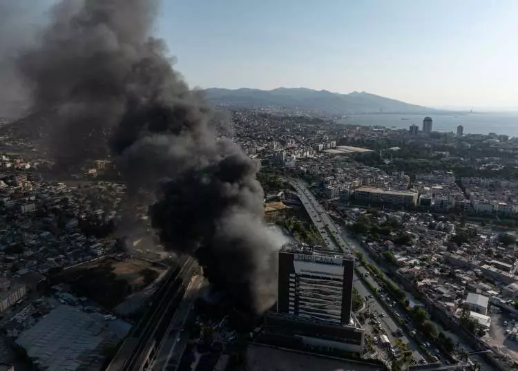 İzmir'de korku dolu anlar! Hastane yakınında büyük yangın: Tüm hastalar nakliye edildi - Sayfa 8