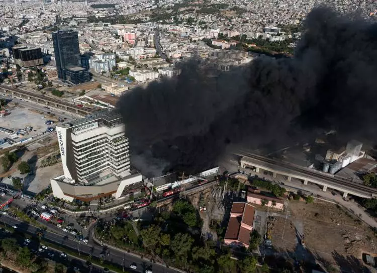 İzmir'de korku dolu anlar! Hastane yakınında büyük yangın: Tüm hastalar nakliye edildi - Sayfa 9