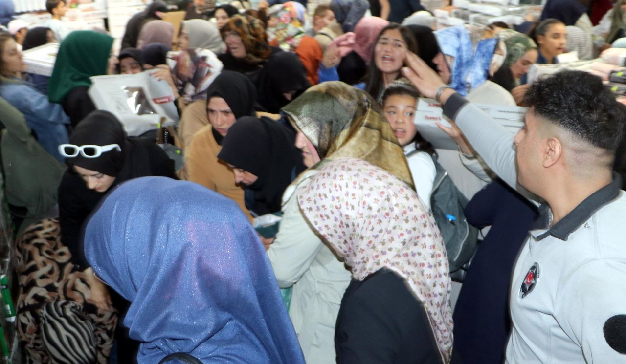 AVM'de indirim izdihamı! Züccaciyede yüzde 50 indirim için birbirlerini ezdiler... "Yorucuydu ama değdi" - Sayfa 7