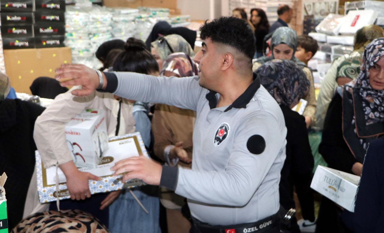 AVM'de indirim izdihamı! Züccaciyede yüzde 50 indirim için birbirlerini ezdiler... "Yorucuydu ama değdi" - Sayfa 5