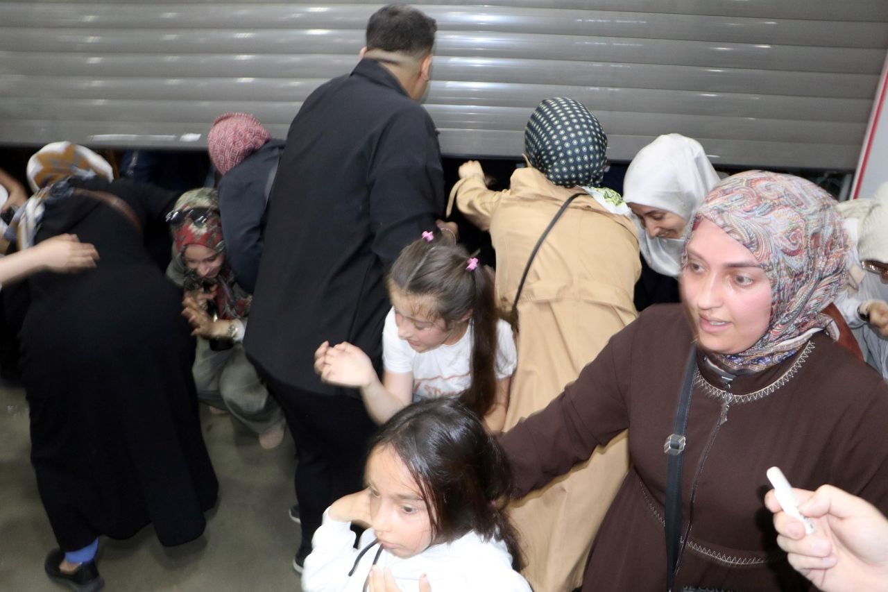 AVM'de indirim izdihamı! Züccaciyede yüzde 50 indirim için birbirlerini ezdiler... "Yorucuydu ama değdi" - Sayfa 3