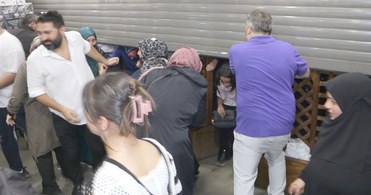 AVM'de indirim izdihamı! Züccaciyede yüzde 50 indirim için birbirlerini ezdiler... "Yorucuydu ama değdi" - Sayfa 1