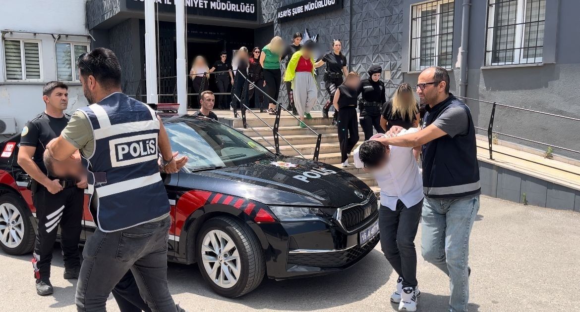 Bursa'da masaj salonu fuhuş yuvası çıktı! 34 kadın operasyonla kurtarıldı - Sayfa 1