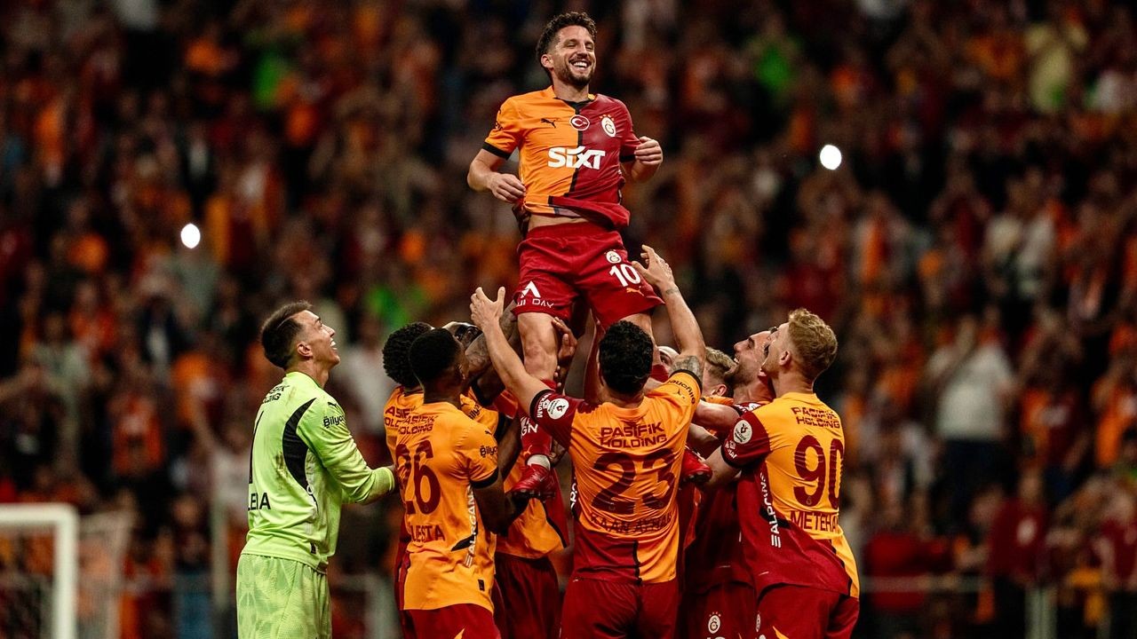 Dursun Özbek'in Galatasaray taraftarına şampiyonluk hediyesi Hakan Çalhanoğlu: Menajeri İstanbul'a geldi, anlaşma sağlandı - Sayfa 1