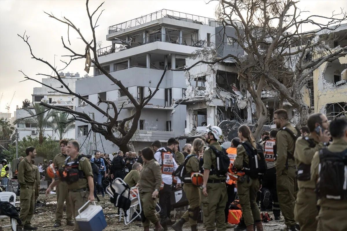İran’dan İsrail'e füze yağmuru: Tel Aviv başta olmak üzere birçok kentte "akılalmaz yıkım" - Sayfa 1