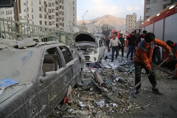 Sivil katliam Gazze’den Tahran’a taşındı... Netanyahu'nun "Tahran'ı boşaltın" tehdidi sonrası katiller ordusu İran'da hastaneleri vurdu! - Sayfa 6