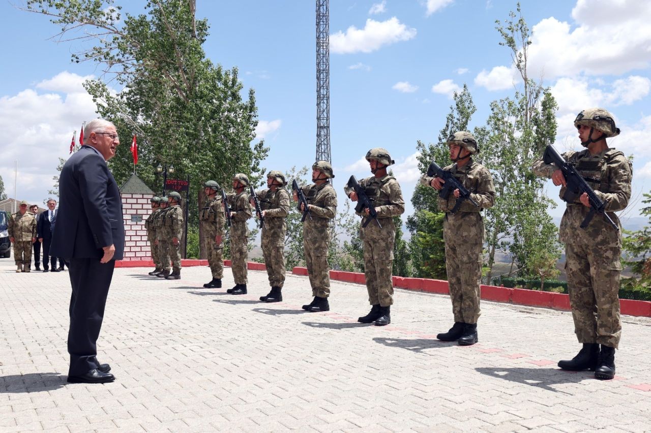 Bakan Güler ve komutanlar İran sınırında: Güvenlik tedbirleri artırıldı, Türk ordusu alarm durumunda - Sayfa 2
