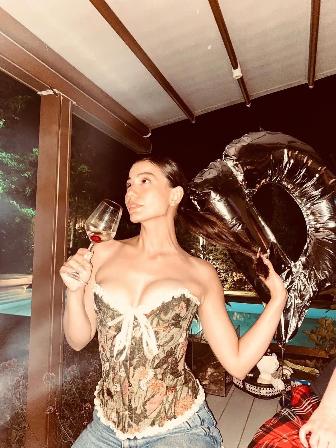 Demet Özdemir’den Eşref Rüya'nın sezon finali öncesi olay pozlar - Sayfa 1