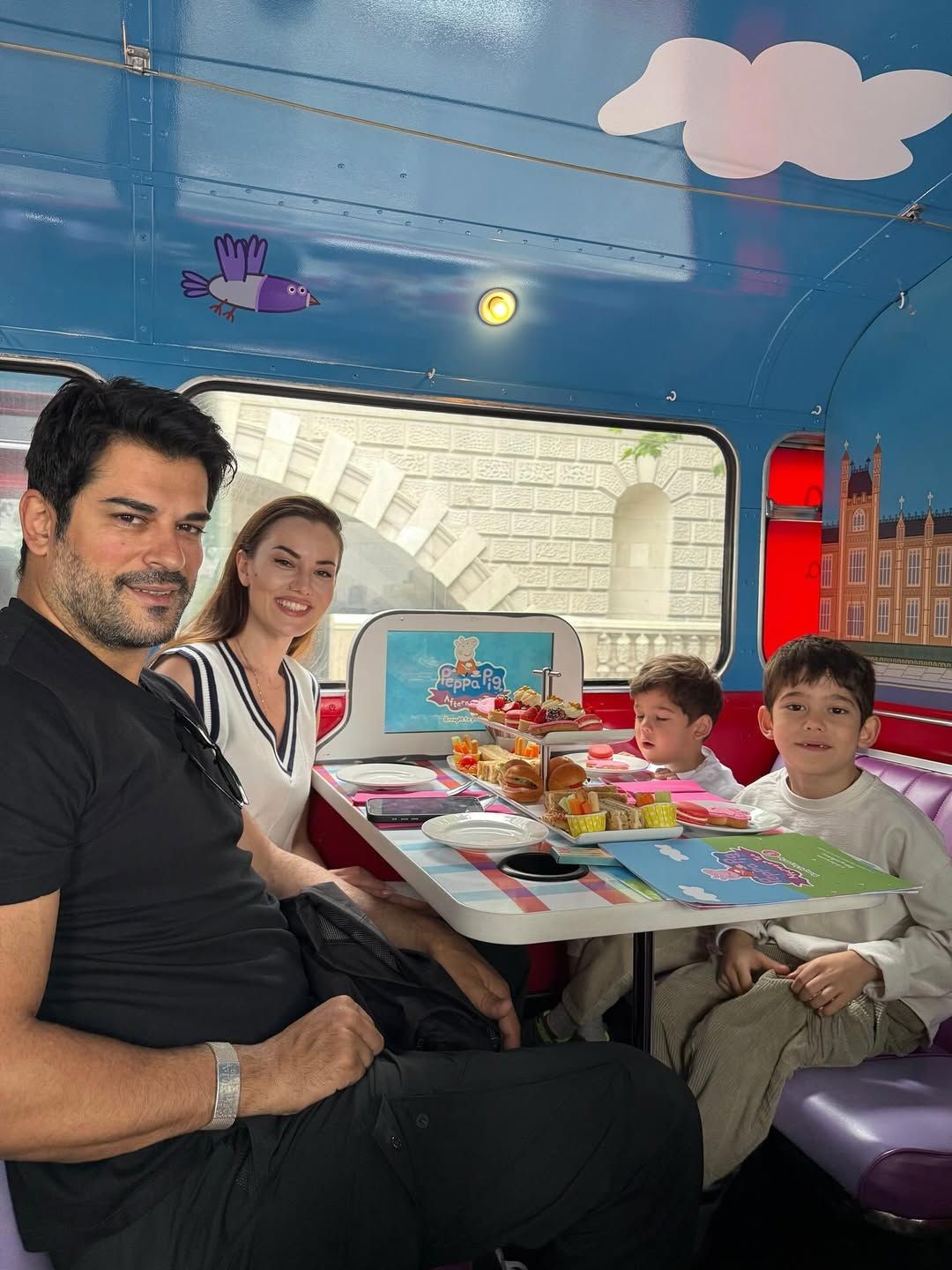 Fahriye Evcen'den yeni Londra pozları! Oğlu Karan ile keyifli anlarını paylaştı - Sayfa 1