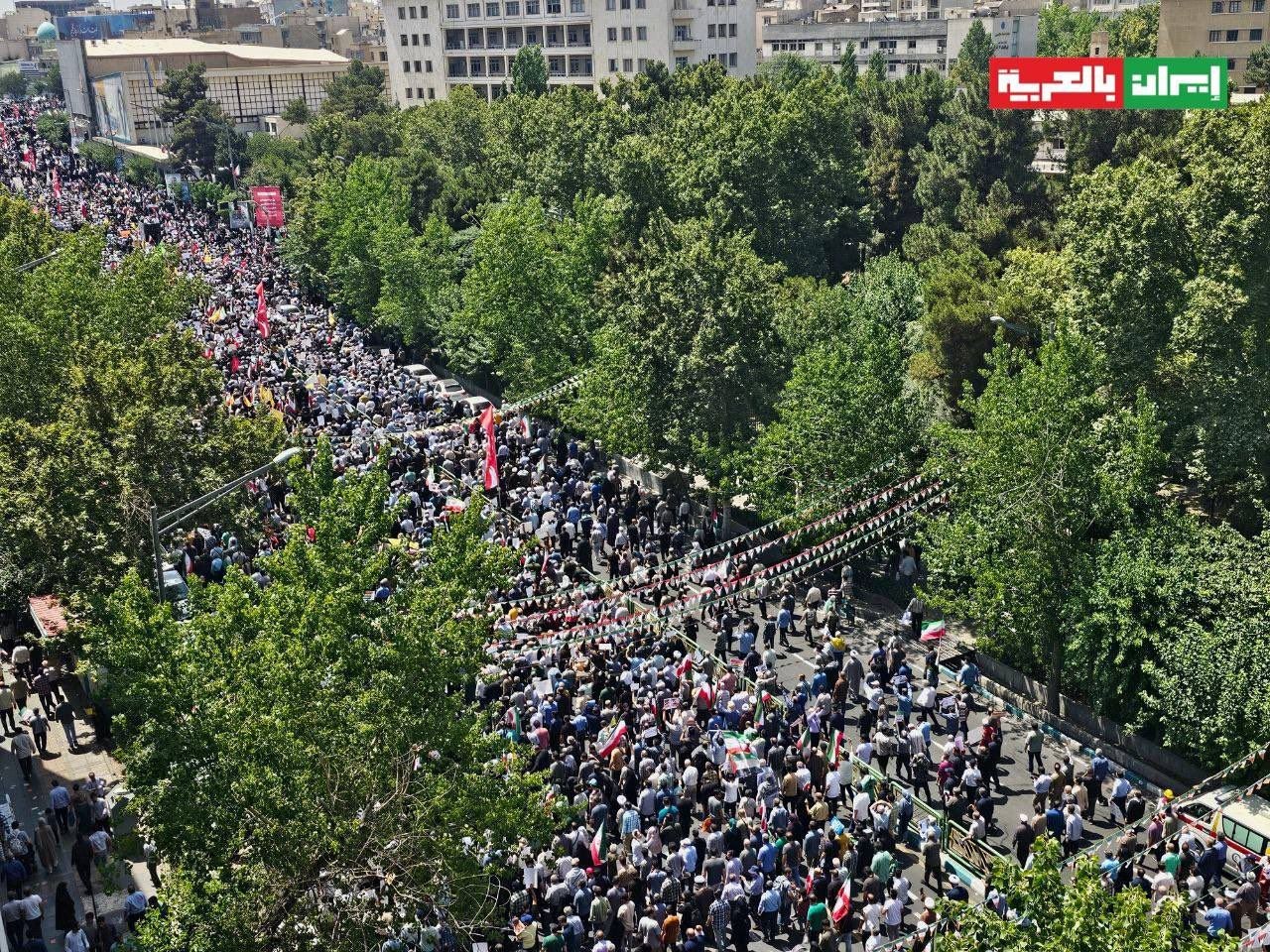 Tahran'da halk sokaklara döküldü: "Cuma öfkesi"nde İsrail ve ABD'ye lanet yağdı! "Kahrolsun İsrail!” sloganları Tahran’ı inletti... - Sayfa 3