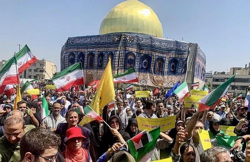 Tahran'da halk sokaklara döküldü: "Cuma öfkesi"nde İsrail ve ABD'ye lanet yağdı! "Kahrolsun İsrail!” sloganları Tahran’ı inletti... - Sayfa 1