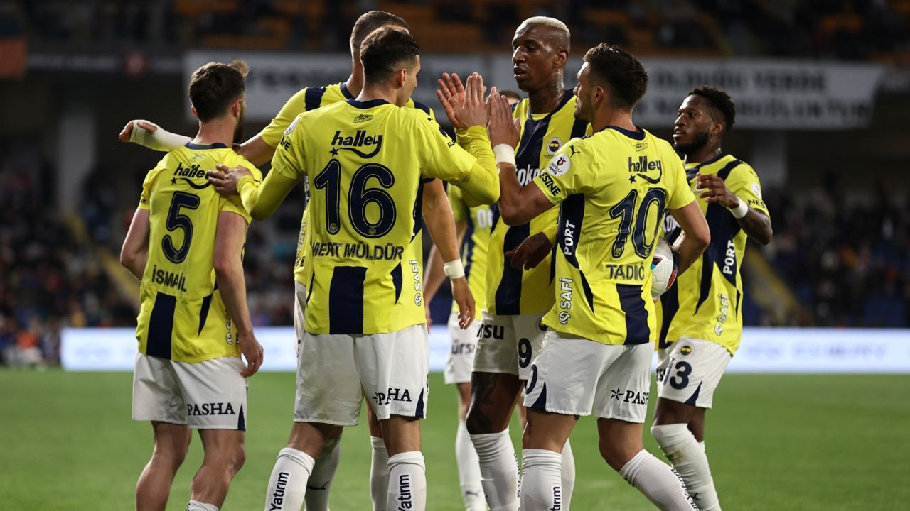 Fenerbahçe'de 11 oyuncuyla yolların ayrılmasına karar verildi! Jose Mourinho 3 isim dışında herkesin üstünü çizdi - Sayfa 1