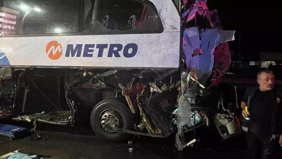 Sakarya'da yolcu otobüsü TIR’a arkadan çarptı: 2’si ağır, 12 kişi yaralandı - Sayfa 1
