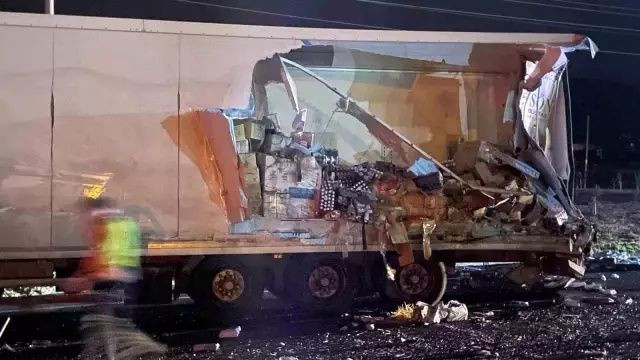 Sakarya'da yolcu otobüsü TIR’a arkadan çarptı: 2’si ağır, 12 kişi yaralandı - Sayfa 4